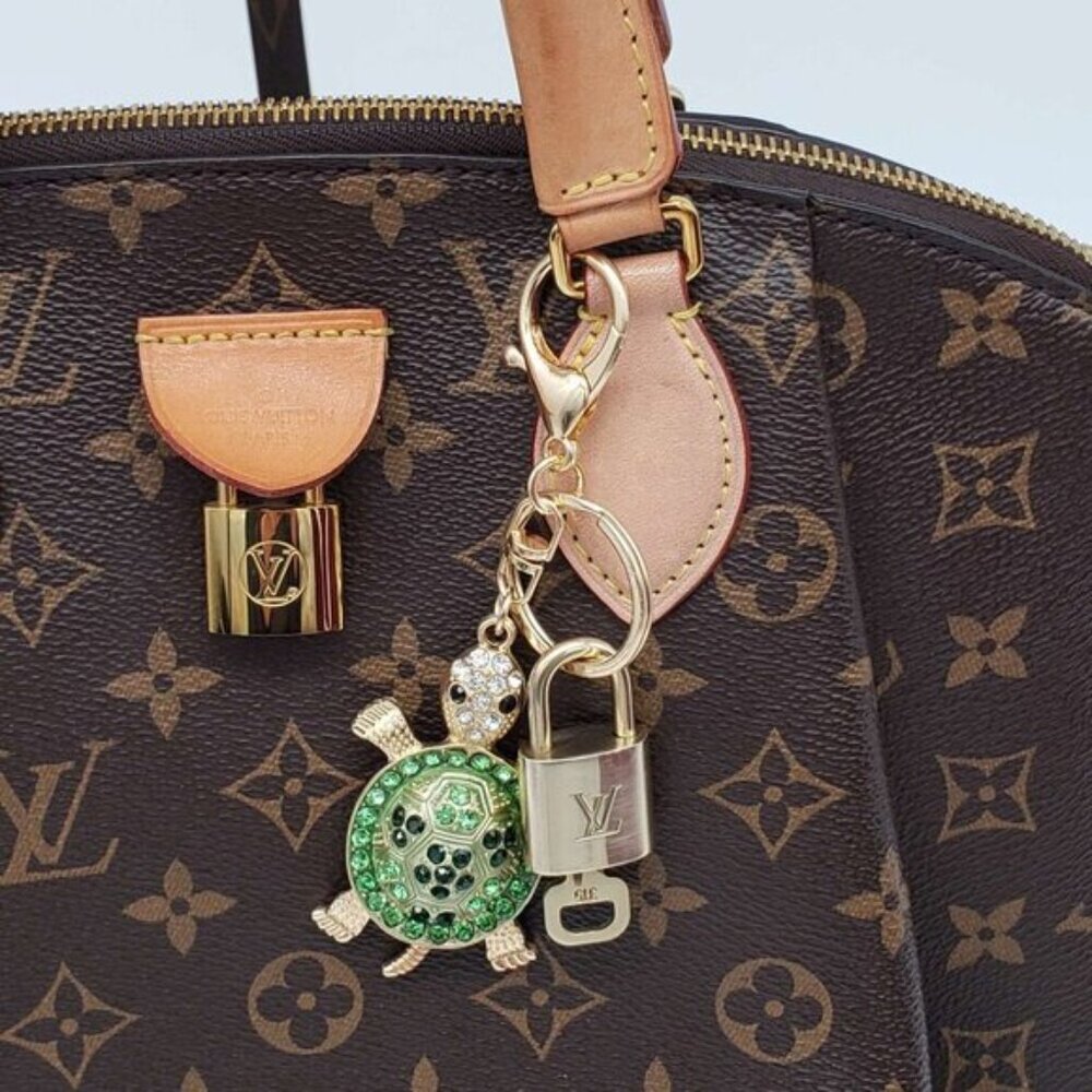 Louis Vuitton Gold Lock 🔑 Authentic LV Padlock + Bag Unbranded Turtle Charm - Picture 2 of 9